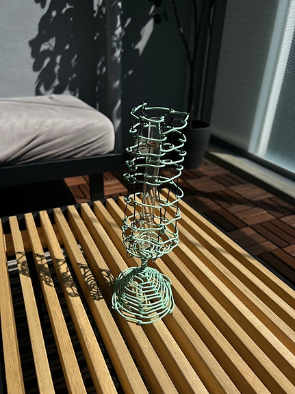 Itse tehty design-maljakko metallilangasta + lasisäiliö