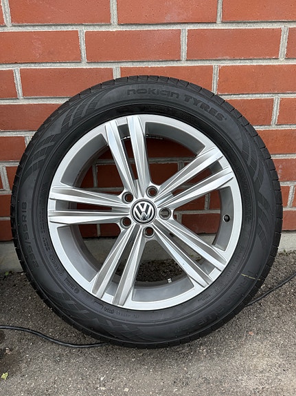 VW R-Line -vanteet kesärenkailla. 235/55R18