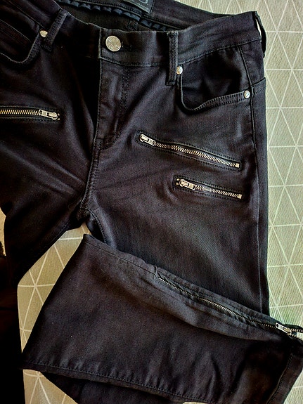 SAND Jeans mustat stretchfarkut, kapeat, 27'