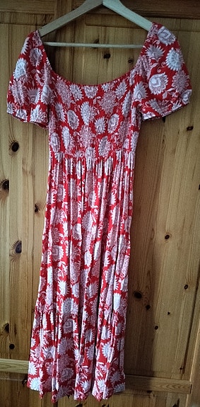 Pola puna-valkoinen mekko S