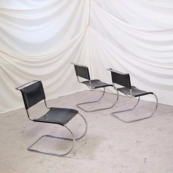 Thonet MR10 tuolit, musta nahka ja kromi