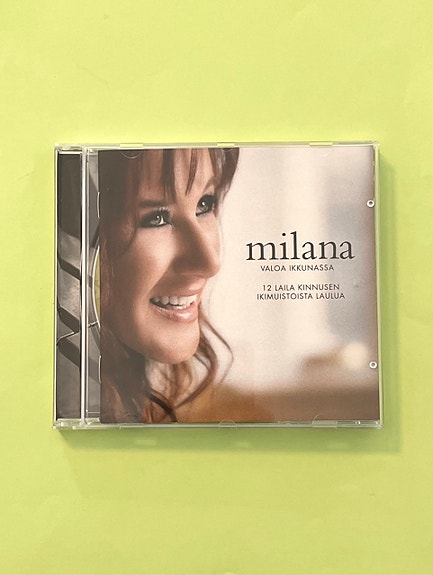 Milana, valoa ikkunassa CD