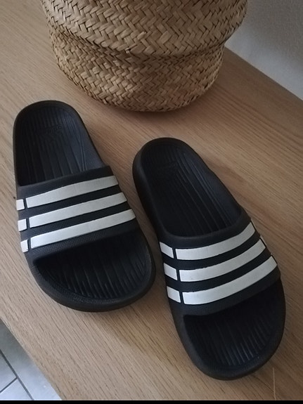 Adidas sandaalit