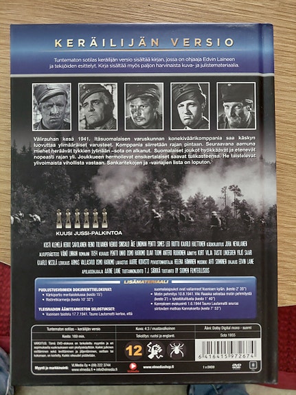 Tuntematon sotilas DVD-elokuva kirjakansilla