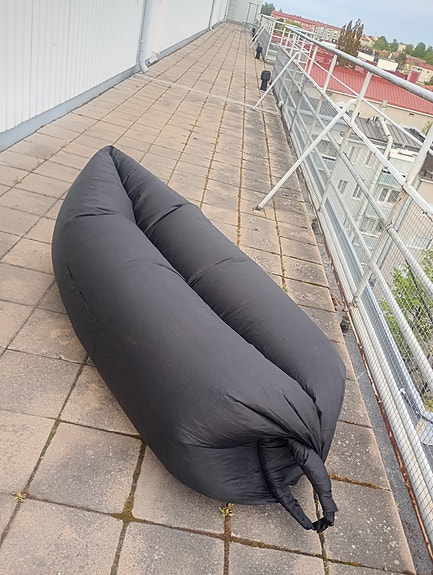 Ilmalla täytettävä löhöily matkapeti (ei tarvitse puhaltaa ilmaa). Tammela.