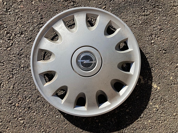 Opel Omega Alkuperäinen pölykapseli 15" 1 Kpl