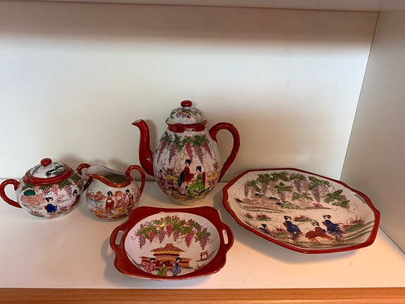 Japanilainen posliininen teeastiasto