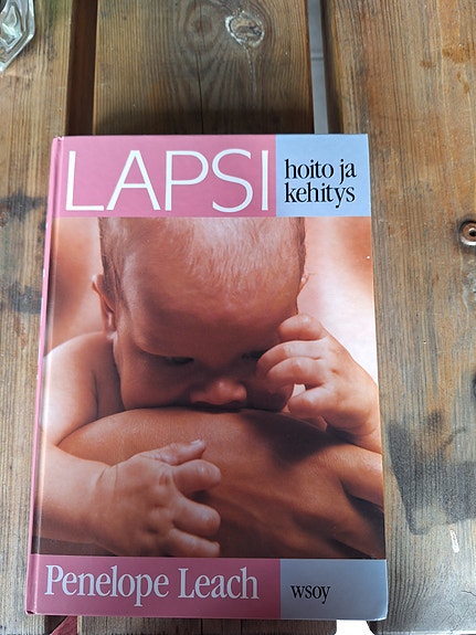 Lapsi – hoito ja kehitys -kirja