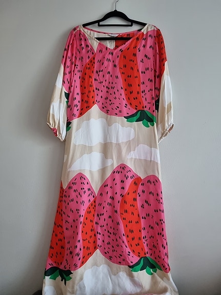 Marimekko jylhä mansikkavuoret silkkimekko