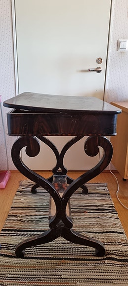 Vanhan ajan ompelupöytä