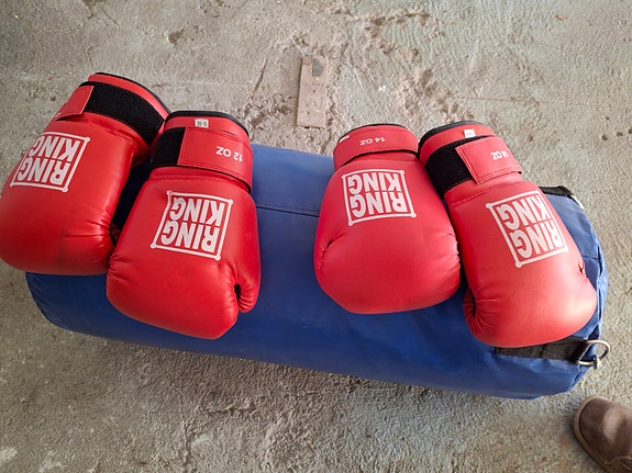 Ring King nyrkkeilyhanskat ja säkki