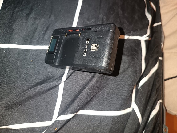 Yleislaturi akuille (LCD + USB)