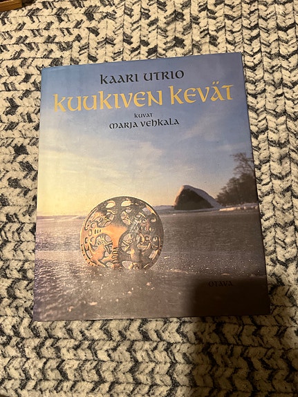 Kaari Utrio: Kuukiven kevät -kirja