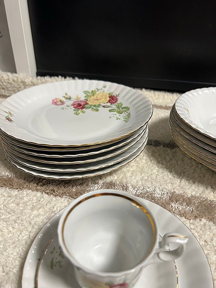 Chodziez vintage posliiniastiasto – kukkakuviolla