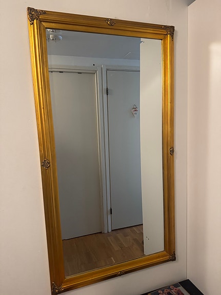 Kullanvärinen suuri peili