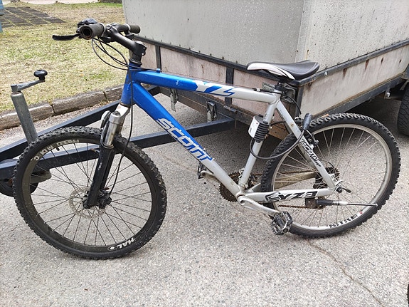 Scott maastopyörä 26" edessä levyjarru. Lukko mukana.