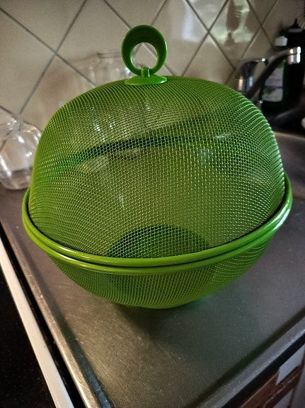 IKEA vihreä metallinen tarjoilukupu