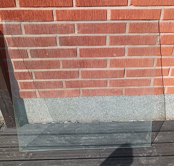 Lasinen pöytälevy