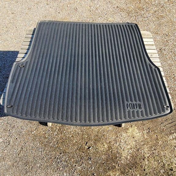 Kumimatto Skoda Octavian perätilaan