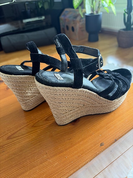 UGG kiilakorko sandaalit koko 38 musta