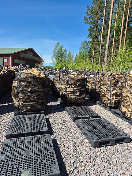 Polttopuu, kuivaa koivuklapia, sekapuuta ja tuoretta polttopuuta