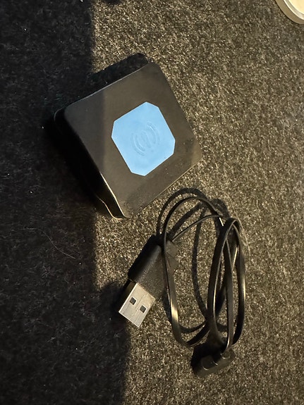 Teltonika TMT250 GPS-laite USB-kaapelilla