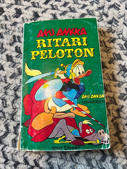 Aku Ankka Ritari Peloton taskukirja 13