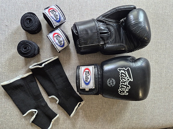 Fairtex BGV8 nahkaiset nyrkkeilyhanskat 12oz
