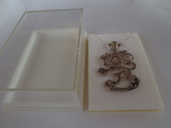 Kaulariipus Leijona, Hopea, 830