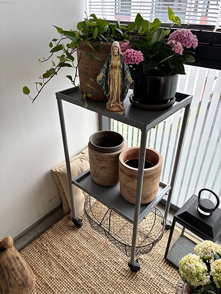 Harmaa metallinen Jeanne d’Arc living hylly pyörillä