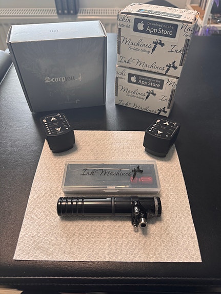 Ink Machines Scorpion X2 tatuointikone ja 2 kpl Ink Machines X2 power pack