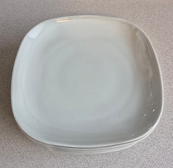 Neliskanttiset valkoiset IKEA lautaset