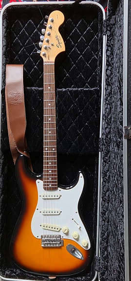 Squier Stratocaster sähkokitara sunburst