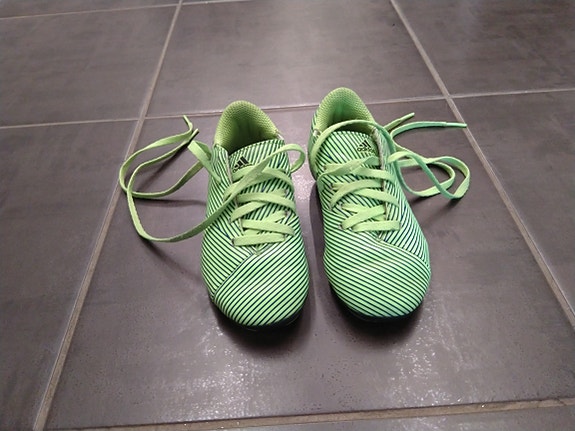 Adidas jalkapallokengät 28
