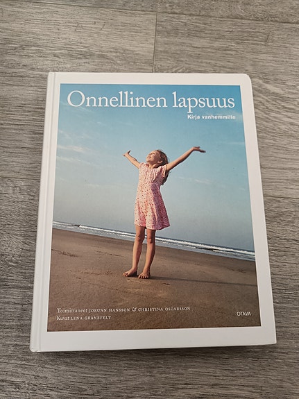 Hansson & Oscarsson: Onnellinen lapsuus