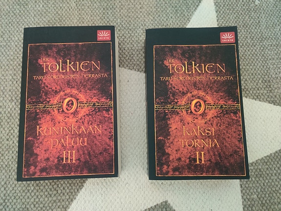 2 Kirjaa Tolkien Taru Sormusten Herrasta