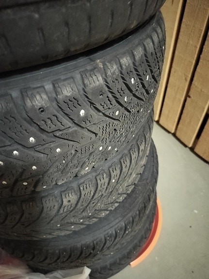 Renkaita, vanteilla. 175/65R 14