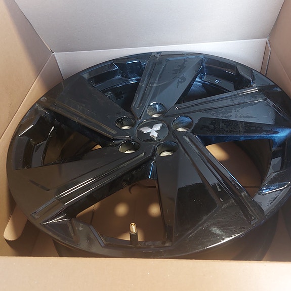 Mitsubishin mustat vanteet 18''.