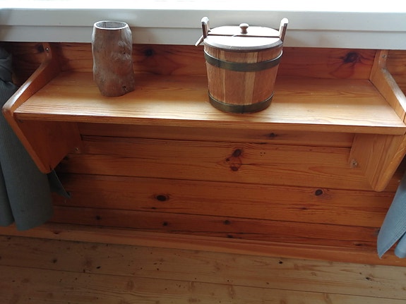 Puinen seinähylly