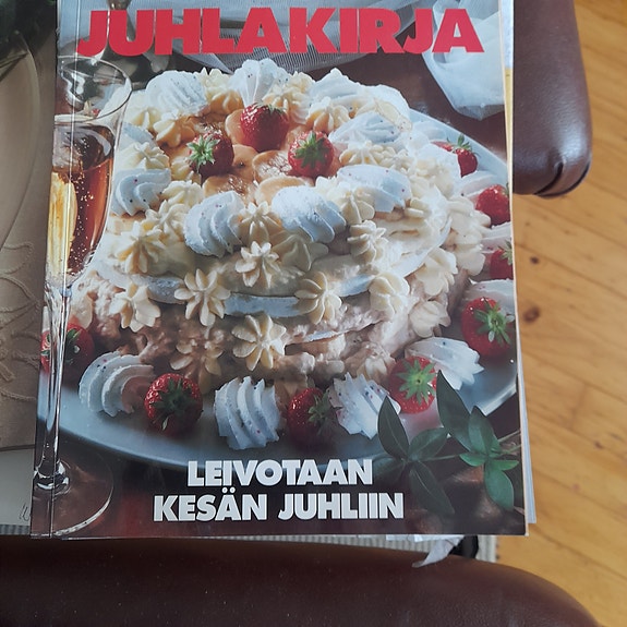 Kotilieden Juhlakirja leivontakirja