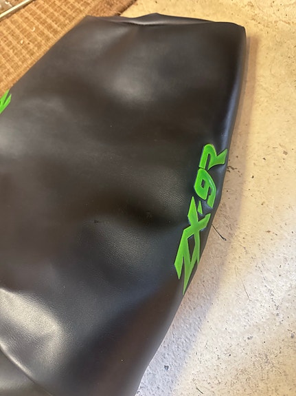 Kawasaki Ninja ZX-9R istuimen päällinen musta