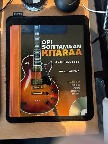 Opi soittamaan kitaraa -kirja (Phil Capone)