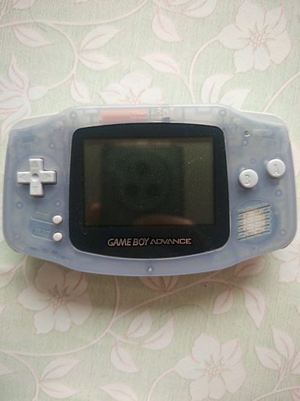 Nintendo Game Boy Advance pelikonsoli läpinäkyvä