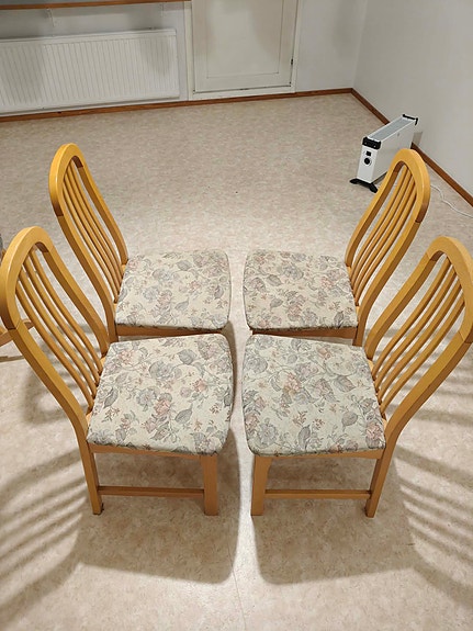 4 puista ruokapöydän tuolia / 4 wooden dining chairs