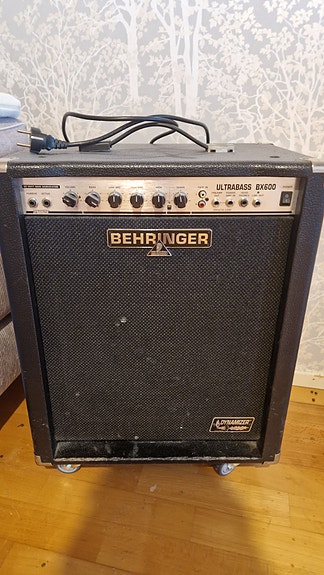 Behringer Ultrabass BX1800 bassovahvistin