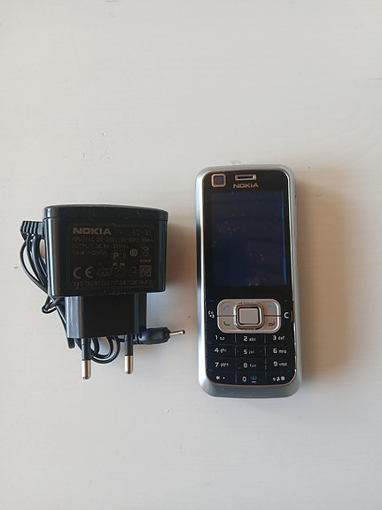 Nokia 6120c + uudet kuoret ja laturi