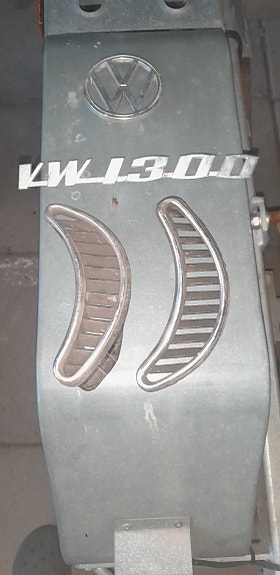Volkswagen VW 1300 koristelistat ja merkki
