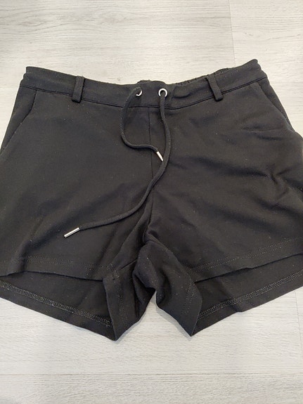 Mustat shortsit