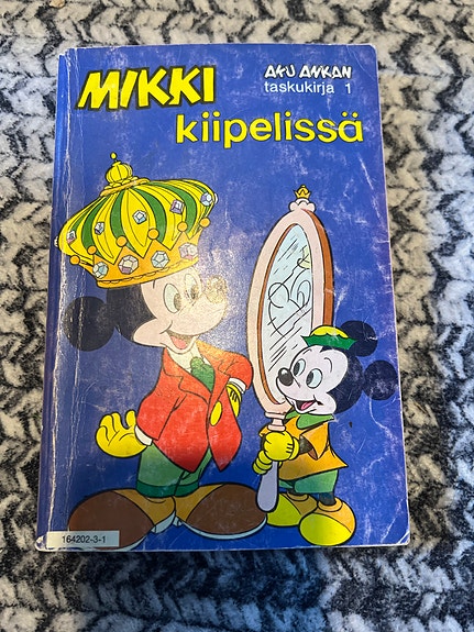 Aku Ankka taskukirjat 1 ja 2 painoksia