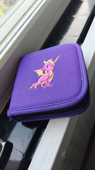 Violetti Spyro Playstation levy-kotelo